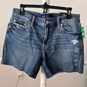 Gap women’s 5 inch denim short with distressing and stretch